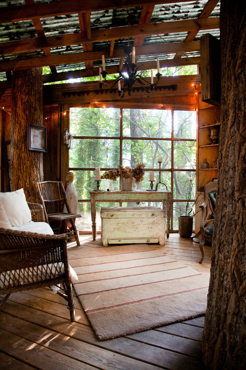 culturenlifestyle:  Beautiful Cozy Tree House Located in an Atlanta Backyard Located in his backyard, architect and environmentalist Peter Bahouth designed a dream treehouse linked by bridges in the Atlanta forest. Symbolizing “mind,” “body,”