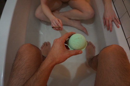 latincoupleincali:  weednymphos:weed & baths go so well together | weednymphos  Want this so bad!!