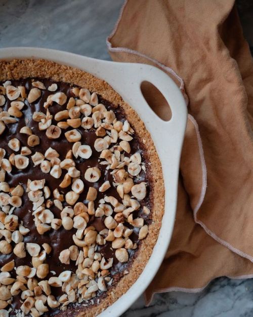 A gluten free/dairy free/processed sugar free chocolate hazelnut pie that actually tastes good? And 