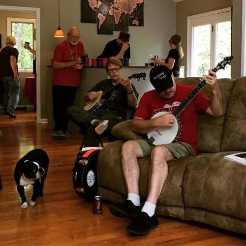 <p>Nothing more terrifying for a dog than coming around the corner to find your dad has picked up a banjo. #nashvilleclawhammercamp #banjo #sirwinstoncup #bostonterrier  (at Fiddlestar)</p>