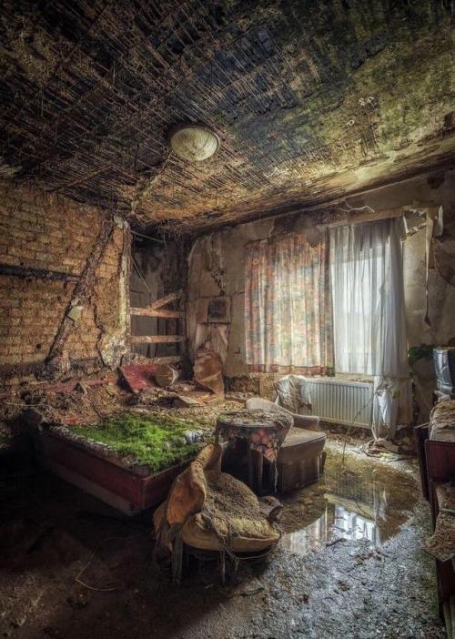 abandonedandurbex: The colours of decay [750x1054]