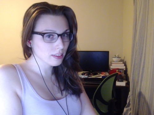 lil-uni:  Hey, I’m camming AT THIS VERY MOMENTCome say Hi, and look at my booty.Cam Link: Tinyurl.com/zkld254  