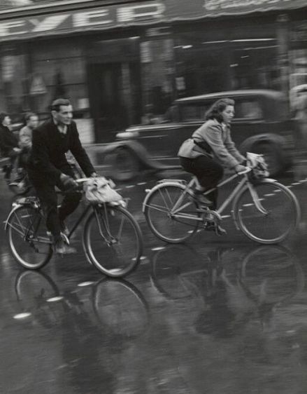 mimbeau:  Todd Webb Couple on bikes - Paris 1950 