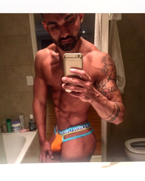 zenyomi:  aluking:  Sexy  W H O