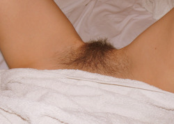 hairypussyselfie:  Submit your hairypussyselfie@tumblr.com   Pelo d’Autore n° 3493Che MERAVIGLIA&hellip;.