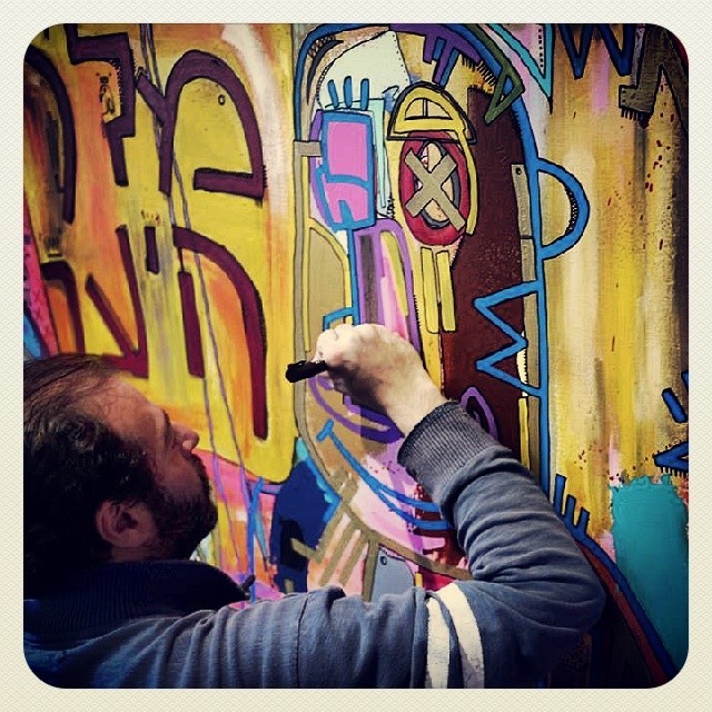 Troisième journée de travail en cours / work in progress :: réalisation d'une toile de 3,5m sur 1m :: #paris #tarek #streetart #graffiti #writer #artistes #stencil #painting #art #urban #exposition #galerie #tag #throwup #drawings #exhibition...