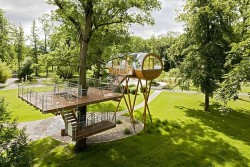 archatlas:  Treehouses baumraum  baumraum plans and builds inspiring dwellings for children and adults – from small playhuts for games and activities to exclusive permanent abodes. baumraum designs unique constructions for private clients as well as