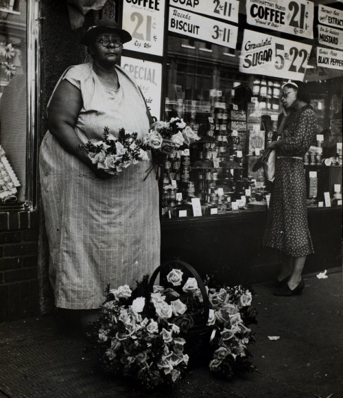 bygoneamericana:Flower vendor. New York, circa 1935.By Beatrice Kosofsky