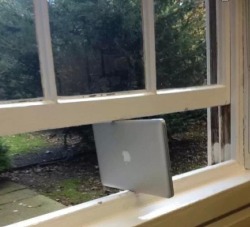 best-of-funny:  iwillnotcarryon: I saw this post in Facebook with the caption “apparently Mac supports windows” and I cried X