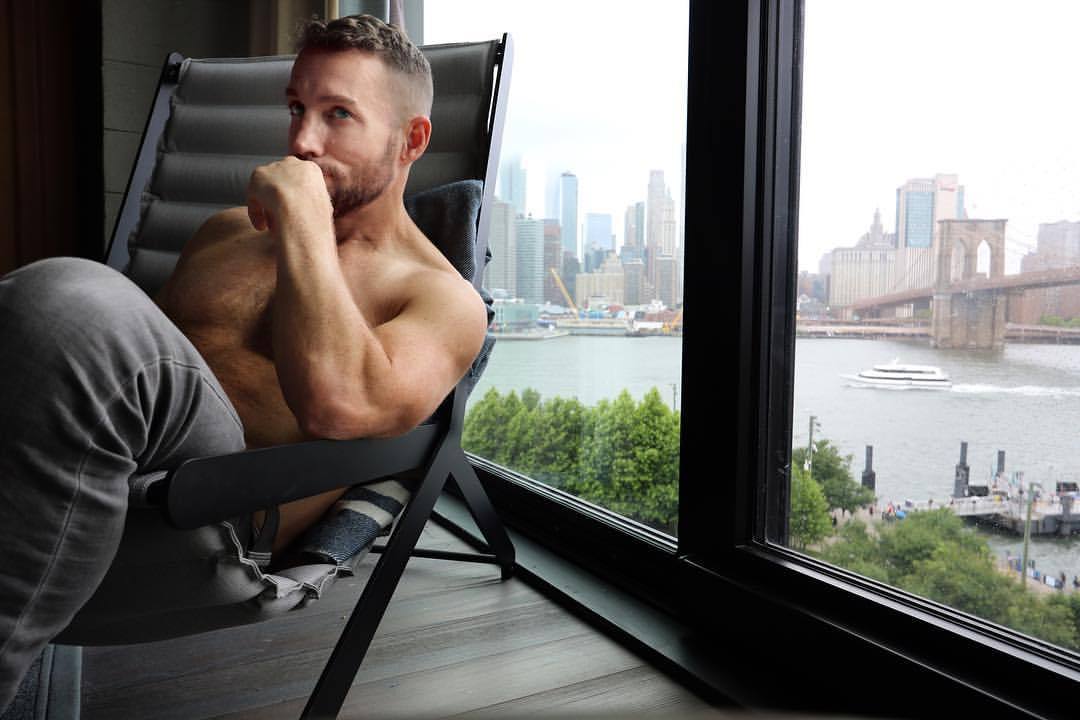 Since the #loungechair in my room was oh-so -soft…I lounged @1hotels #BrooklynBridge. #leisureset #lounge #justkiddingiwasworking #thatviewtho (at 1 Hotel Brooklyn Bridge)