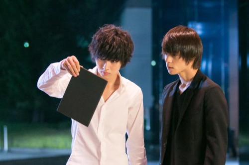 complicatedmerary: A still of Masataka Kubota (Light Yagami) and Kento Yamazaki (L) in the seventh e