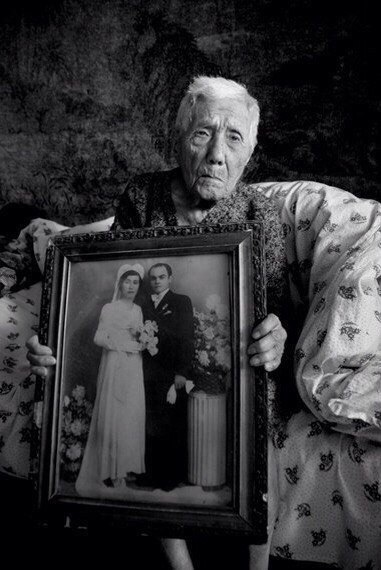 In black and white it presents photos of 40 people who were eyewitnesses to the horrors that befell Armenians during the scourge by Ottoman Turkey in 1915-18.  Armenakyan, staff photographer at ArmeniaNow, says the experience of capturing the faces that