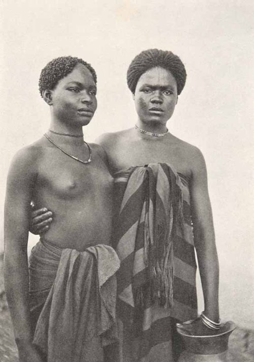 Sex nocturnevulgaire:Tikar Women. c. 1915. from pictures