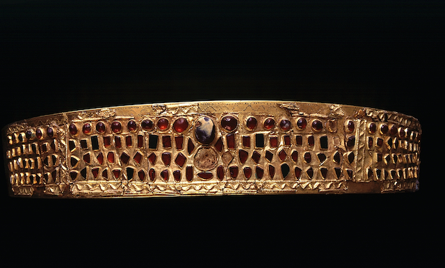 treasure-of-the-ancients:Gold diadem with adult photos