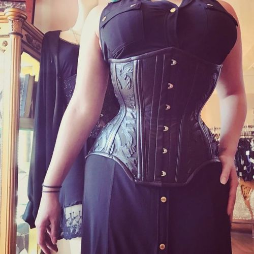 Corsets two ways! Lovely @labbitcake is wearing her twinned Dollymop Dublin bespoke corsets in leath