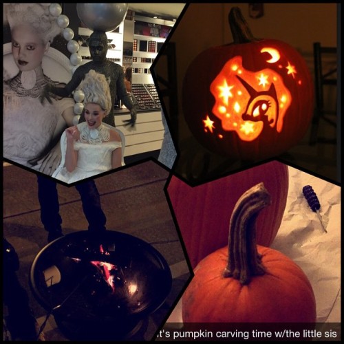 💀 MAC🔸🎃 Pumpkin Carving🔸and roasting🔥S'mores 🔸 #Fall2014 #instagood #iphonesia #tflers #halloween #latergram #igers #MAC #smores #pumpkins #hashtags #fordays