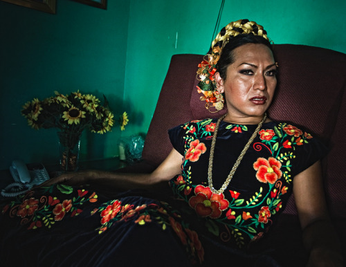 labrujamorgan:desliz:buzzfeedlgbt:One Photographer Showcases Mexico’s Gender Defying Indigenou