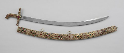 armthearmour:An astoundingly ornate Pala with a jade grip studded with rubies and sapphires,OaL: 37 
