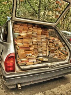 damiancorbeaumylife:  a car full of books