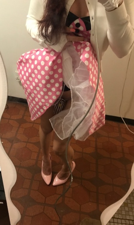 prissychastity: Petticoat Peek-a-boo