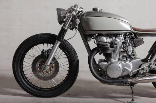 caferacerpasion:  Awesome bike! Honda CB 450 K5 â€ªCafe Racerâ€¬ by Vagabund.Perfecta por donde la mires, asÃ­ es esta â€ªHondaâ€¬ llena de detalles. FÃ­jate en las luces traseras | caferacerpasion.com