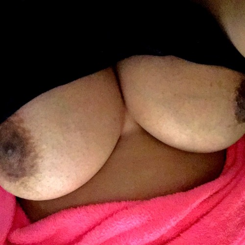 l4dy1npubl1c:  Sleepy boobs 😉