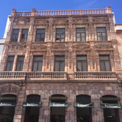 Me encanta el conjunto y detalles de esta fachada. Zacatecas, México