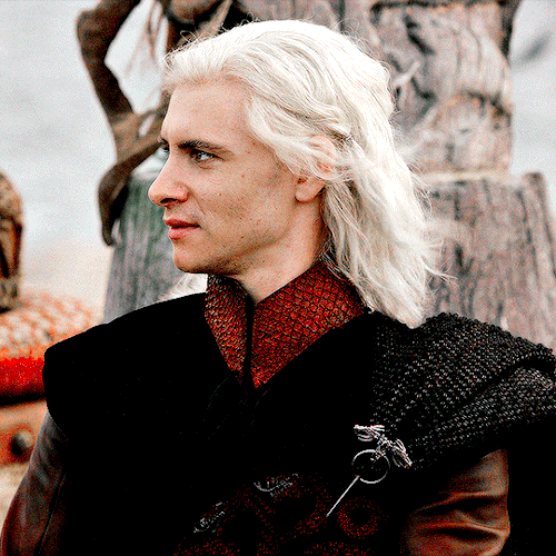 HARRY LLYOD As VISERYS TARGARYEN III Game Of Thrones S1E1 "Winter Is Coming"