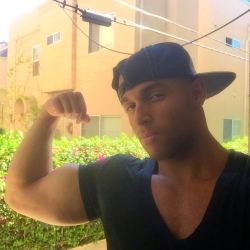 seanzevran:  Biceps, yo… 💪🏼💪🏼