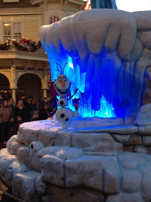 disneyfrozen:Olaf says hi!!