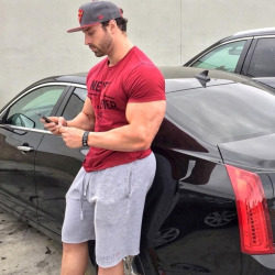 muscletits:  This dude should NEVER wear