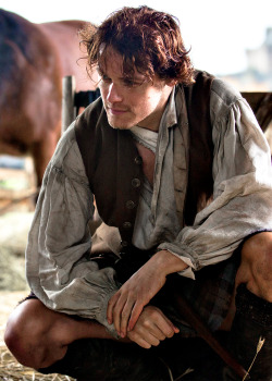 heughanned:  Jamie Fraser flirting in a stable. (