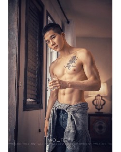 twolifephoto: 上海老洋房里的小鲜肉 #menstyle #menwear #mensfashion #men #asianboys #hot #hothunk #hotguys #hothunk_asia #hothunkasia #asianboy #asianguy #muscle （在 Guizhou）