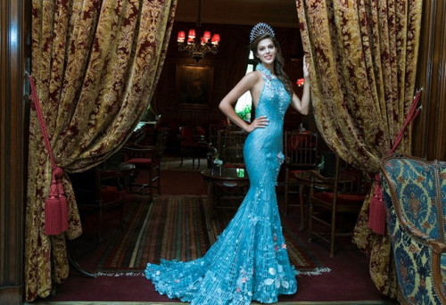Miss Universe Iris Mittenaere (France), in designs by Hoang Hai (Vietnam)