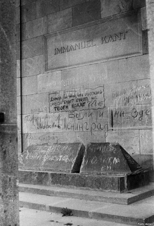 historium:Immanuel Kant’s tomb covered in graffiti from Soviet soldiers after they took Königsberg, 