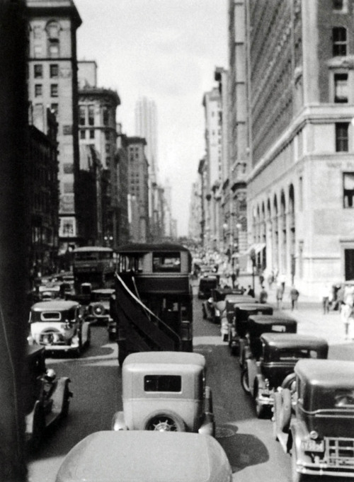 newyorkthegoldenage:  Fifth Avenue, 1932.Photo: George Grosz via Artblart