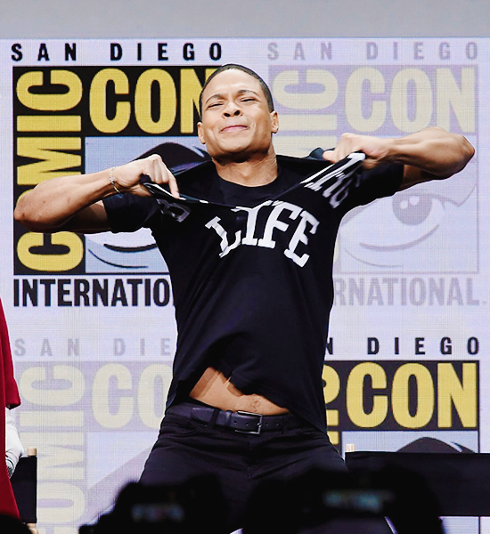 rayfish-r:Ray Fisher onstage during the ‘Justice League’ Panel at the Comic-Con