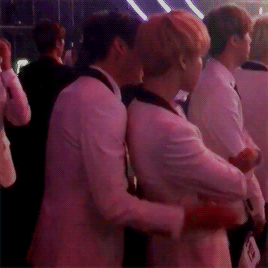 scoupsfullofsuga:yeppudaa96-blog:Jungkook is the big spoon @nanamana