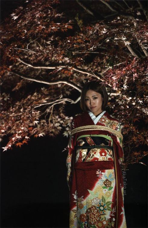 Model Nao Masaki tied by Hajime Kinoko under a beautiful maple tree. Printed in WAYOU KINBAKU MIYABI