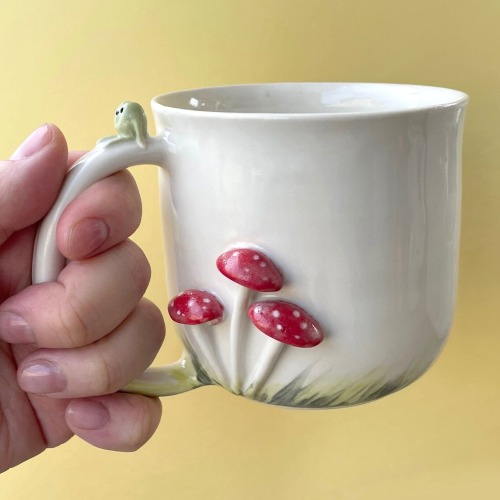 nathleeng: sosuperawesome:Frog and Mushroom MugsArtwork and Cute Things on Etsy @aidenreblogsthings