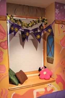 snowqueenelsa:  becomingirreplaceable:  Tangled inspired room I painted for my younger sister. All rights to “Tangled” belong to disney.   this is incredibly beautiful 