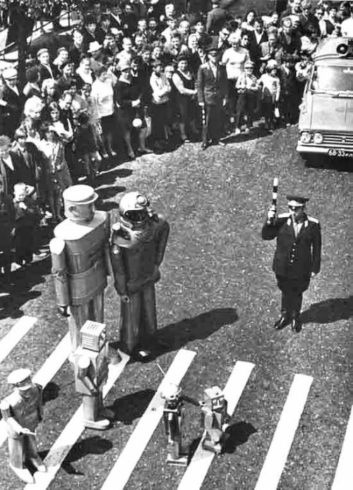 historium:Robots crossing the street of Moscow, 1967