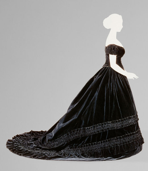 fripperiesandfobs:  Evening dress of Empress Elisabeth of Austria, 1860-65 From the Kunsthistorisches