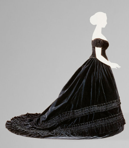 fripperiesandfobs:  Evening dress of Empress Elisabeth of Austria, 1860-65 From the Kunsthistorisches Museum via the Museum of Fine Arts, Houston  