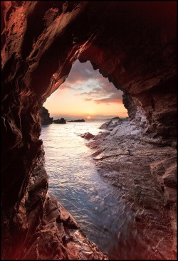 bluepueblo:  Sea Cave, Mewstone, England photo via joyce 