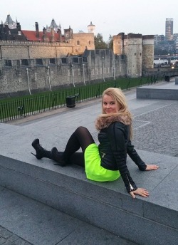 pantyhose-dating:  Pantyhose Dating http://pantyhosedating.co.uk