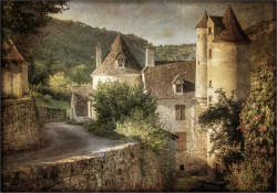 transylvanialand:  Autoire, l’un des plus beaux villages de France et son château de Limargue. Texture gracieuseté de Lenabem-Anna by Yvon Lacaille on Flickr.   //  // ]]>