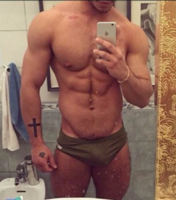 texasfratboy:  damn, what an amazing body!