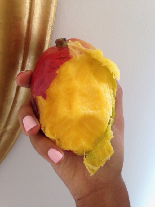 ebhoniogarro:  eat yo’ fruitz 