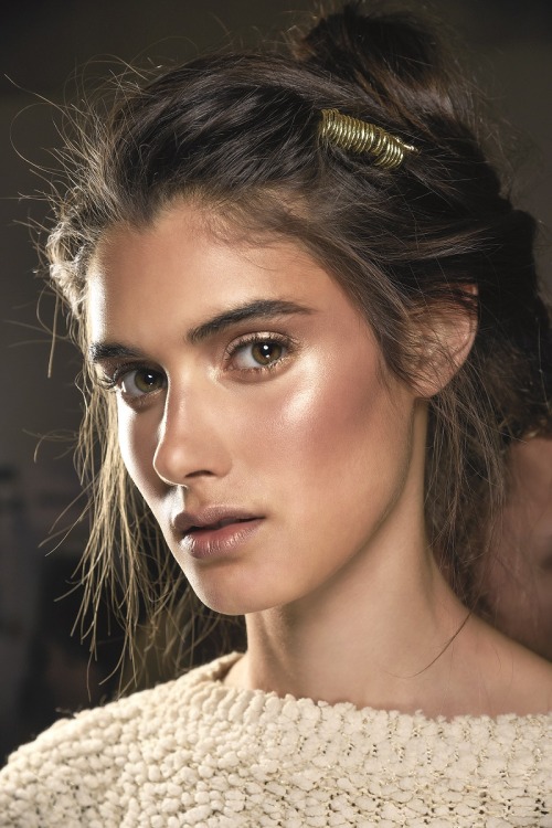 makeupbox:  M.A.C. Spring Summer 2016 Makeup Trends and a quick interview with Senior Artist Louise ZizzoHere are a few of my absolute favorite MAC makeup looks from the S/S2016 runways, if you’re looking for ideas to jazz up your makeup this season.